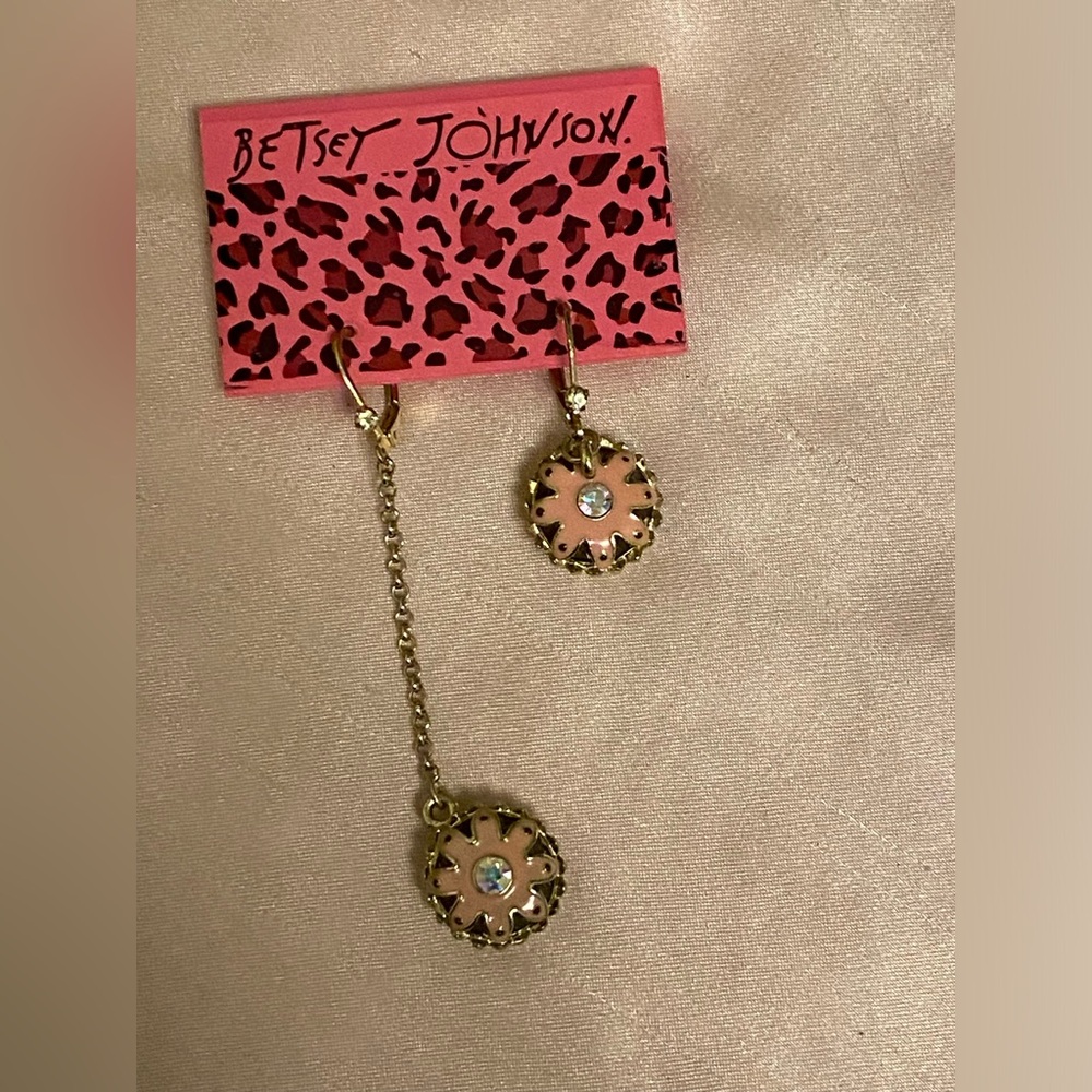 NWT Betsey Johnson asymmetrical cupcake earrings.